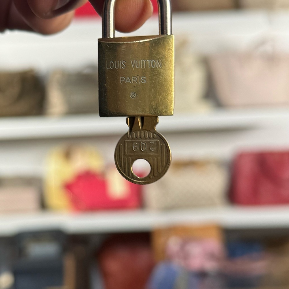 LV Lock & Key #209